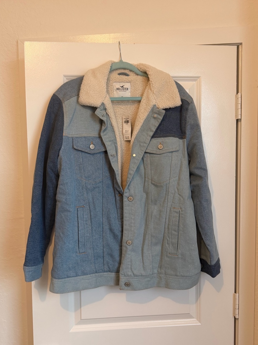 Hollister Light Blue Denim Jacket with Cream Sherpa Lining in XL